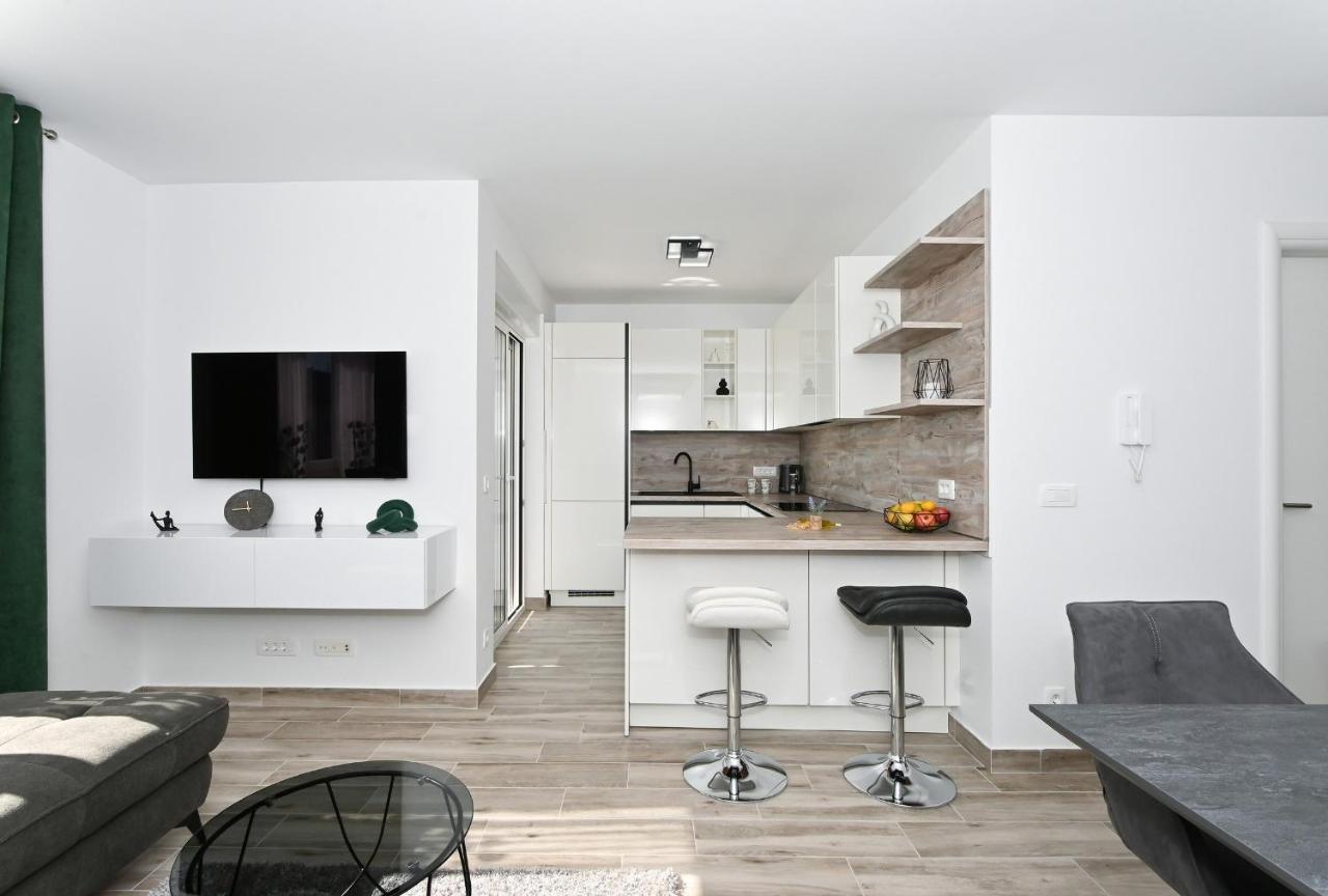 Luxury Apartment White Crystal Каштела Экстерьер фото